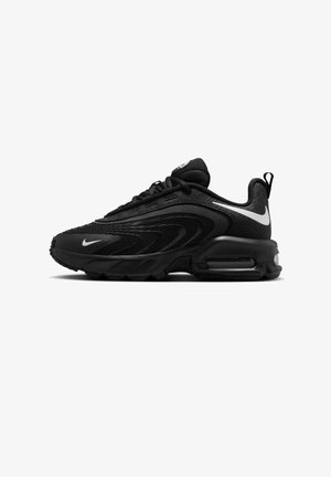 Zwarte Nike Air Max sneaker met witte swoosh-logo's, mesh en synthetische bovenkant, zichtbare luchtkussen in de zool en een trekkoordje bij de hiel.