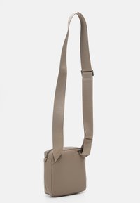 Calvin Klein ESSENTIAL CUBE REPORTER UNISEX - Borsa a tracolla - cinder