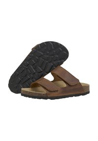 Bruine leren sandalen met twee verstelbare banden, een kurken voetbed en een gestructureerde zwarte rubberen loopzool met een profielpatroon.