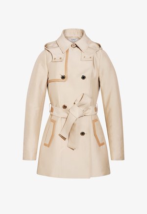 Beiger doppelt geknöpfter Trenchcoat mit weitem Kragen, passendem Gürtel, der in der Taille gebunden ist, schwarzen Knöpfen und hellbraunen Verzierungen an Taschen und Schulterklappe.