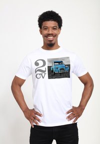 Bílý bavlněný tričko s grafikou modrého vintage auta, s nápisem "2 CV" v šedém písmu. Design je umístěn na přední straně.