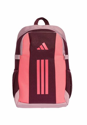 Sac à dos rose et bordeaux avec poignée supérieure, poches latérales en mesh, poche avant zippée et logo à trois bandes verticales sur le devant.