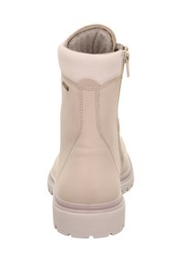 Stivaletto alla caviglia in pelle beige con collo testurizzato, cerniera laterale e suola bianca spessa con un motivo battistrada robusto.