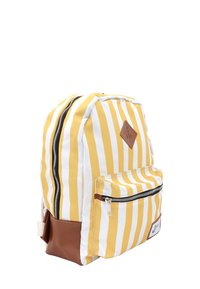 Gelb-weiß gestreifte Tasche mit braunem Boden, vorderer Reißverschlusstasche und Anker-Logo-Patch auf weißem Hintergrund.