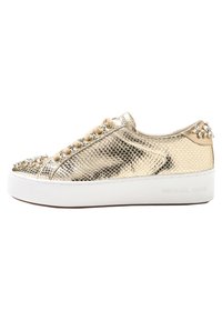 Zapatillas de cuero texturizado dorado con adornos de rhinestones en la puntera y el talón, suela plataforma blanca y cierre de cordones.