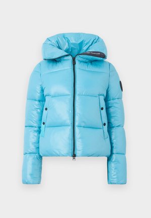 Lichtblauwe gequilted pufferjack met een rits aan de voorkant, hoge gewatteerde kraag, zijzakken met knopen en een logopatch op de linker mouw.