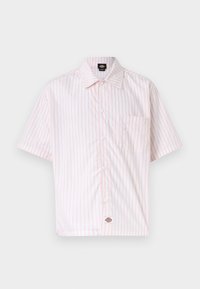 Πουκάμισο με κοντό μανίκι και κουμπιά, με απαλές ροζ κάθετες ρίγες, μία τσέπη μπροστά στα αριστερά και γιακά, απεικονισμένο σε λευκό φόντο.
