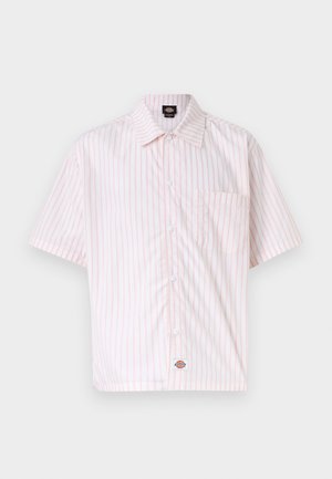Rózsaszín világos függőleges csíkkal mintázott, rövid ujjú, gombos ing, bal oldali elülső zsebbel és gallérral, fehér háttéren bemutatva.