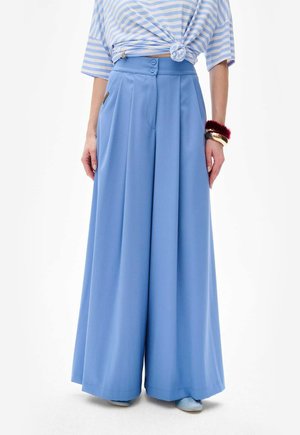 Lichtblauwe wijde broek met hoge taille, voorzien van twee voorzakken, twee knopen voor sluiting en een soepele textuur.