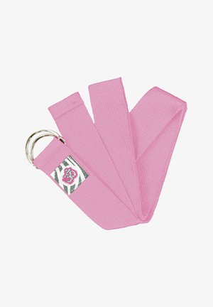 Cinturón tejido rosa con tres correas, que presenta un anillo circular plateado y un parche cuadrado con un diseño rosa sobre un fondo de rayas blancas y negras.