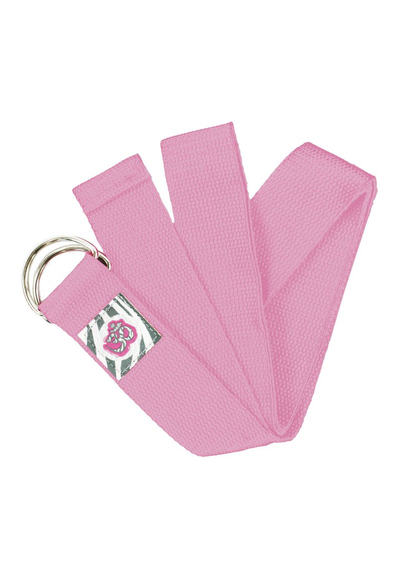 Vaaleanpunainen kudottu vyö, jossa on kolme hihnaa. Siinä on hopeinen pyöreä rengas ja neliömäinen aplikointi, jossa on vaaleanpunainen kuvio musta-valkoisella raidallisella taustalla.