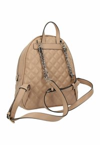 Mochila acolchada beige de cuero, con detalles en cadena plateada y correas de hombro ajustables. Forma redondeada con asa superior.