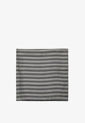 Sciarpa a righe bianche e nere, realizzata in tessuto leggero. Forma rettangolare con righe alternate di diverse larghezze. Texture morbida.