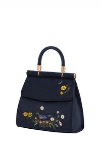 Bolso de ante azul marino con forma estructurada, herrajes dorados y diseños bordados de flores y pájaros en la parte frontal.