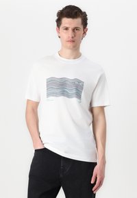 Witte katoenen t-shirt met een meerkleurige golvende lijn grafiek, met de tekst "20-07" en het merlogo in de onderste hoek. Losse pasvorm.