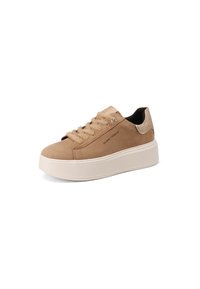 Sneaker in suede beige con punta tonda, tomaia testurizzata, lacci piatti e suola bianca spessa. Accento argentato sul tallone. Branding minimale.