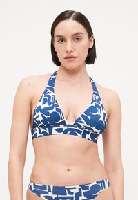Kék és fehér mintás bikini felsőrész, nyakpántos dizájnnal, mély V kivágással, kontrasztos színekkel és sima textúrával.