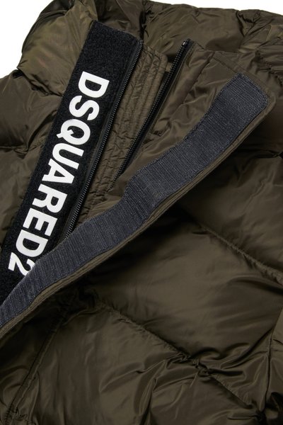 Olīvzaļa neilona pūkainā jaka ar melnu Velcro aizdari. Iespējo lielu baltu "DSQUARED2" zīmolu un ribo akcentus.