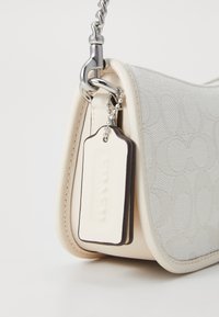 Thumbnail Image 4