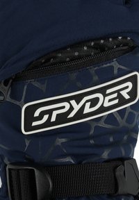 Guanti da sci blu navy con motivo geometrico nero e argento, un logo "SPYDER" bianco in evidenza e una chiusura con cinturino regolabile nera.