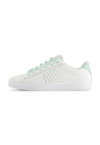 Sneakers bianchi con accenti verde menta, motivo perforato sui lati, morbida pelle, punta rotonda, suola piatta in gomma e testo ricamato di lato.