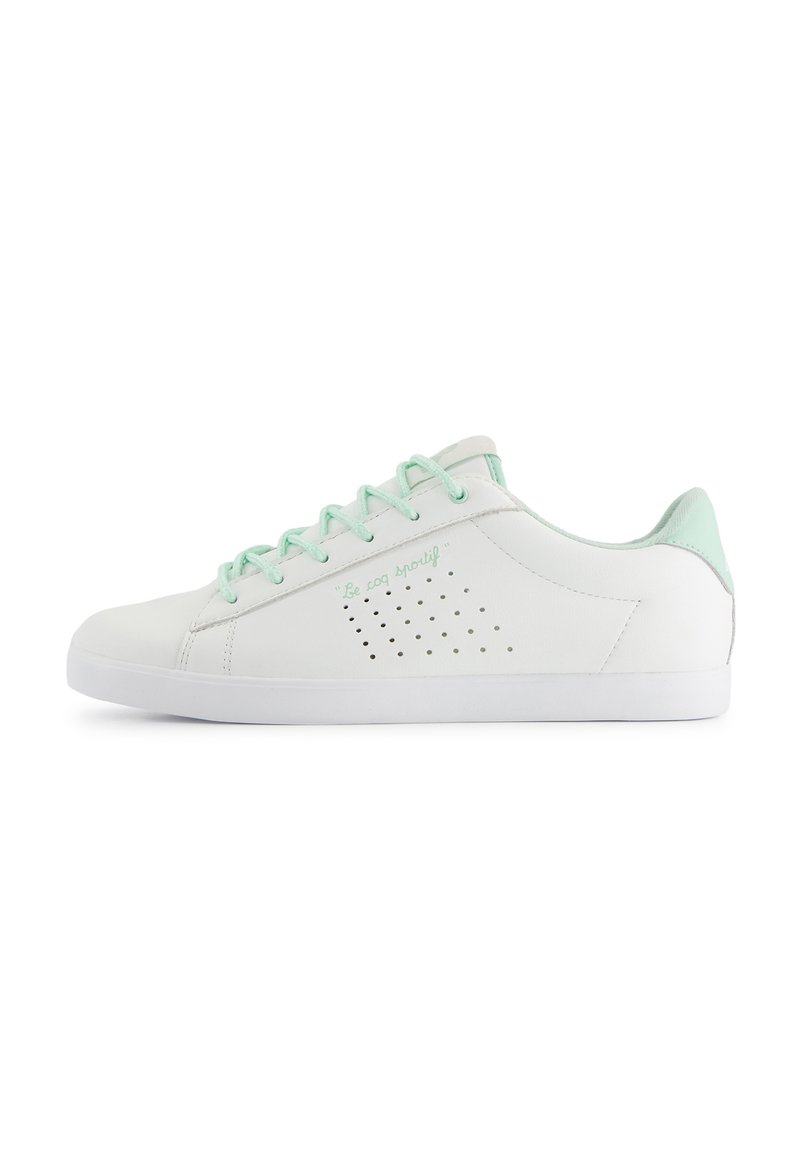 Sneakers bianchi con accenti verde menta, motivo perforato sui lati, morbida pelle, punta rotonda, suola piatta in gomma e testo ricamato di lato.