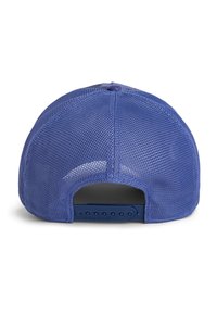 Gorra de béisbol de malla azul vista desde la parte posterior con cierre ajustable a presión y nombre de la marca visible en la correa.