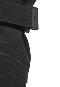 Cintura in tessuto nero con una texture liscia, dotata di una fibbia rettangolare e cuciture ordinate lungo i bordi. Design minimalista.
