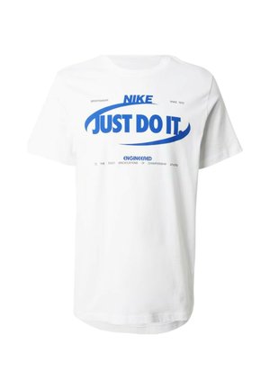 Camiseta blanca de Nike con el eslogan azul "JUST DO IT" y texto pequeño adicional arriba y abajo del diseño principal.