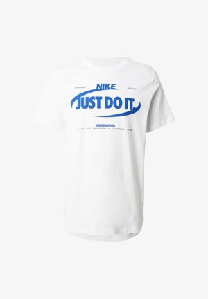 Maglietta bianca Nike con slogan blu "JUST DO IT" e testo piccolo aggiuntivo sopra e sotto il design principale.