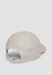 Hellgraue Kappe mit runder Form, Stoffstruktur, verstellbarem Riemen hinten und einem einzelnen Knopf-Akzent oben.