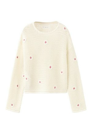 Krémovo sfarbený háčkovaný sveter s dlhými rukávmi, zdobený malými ružovými vyšívanými kvetmi rozptýlenými po celej tkanine.