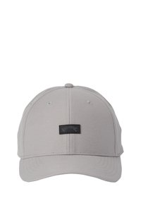 Grijze pet met een stevige structuur, voorzien van gestikte details en een zwart logopatch aan de voorkant. Gebogen klep en ademend materiaal.