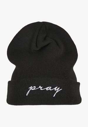 Fekete kötött sapka puha textúrával és felhajtott szegéllyel, az elején fehér írásos betűkkel hímzett "pray" felirattal.