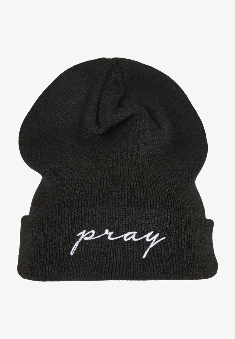 Črna pletena kapa z mehko teksturo in zavihanjem, na sprednji strani pa je v belem kurzivnem tisku izvezena beseda "pray".