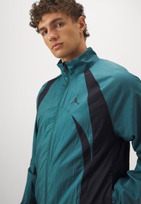 Jordan SPORT JAM WARM UP JACKET - Chaqueta de entrenamiento - oxidized green/black/white