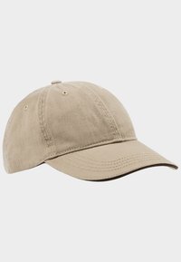 Beige bomulds-baseballkasket med en buet skygge, sømdetaljer og seks ventilationhuller på krone. Blød tekstur, ustruktureret design.