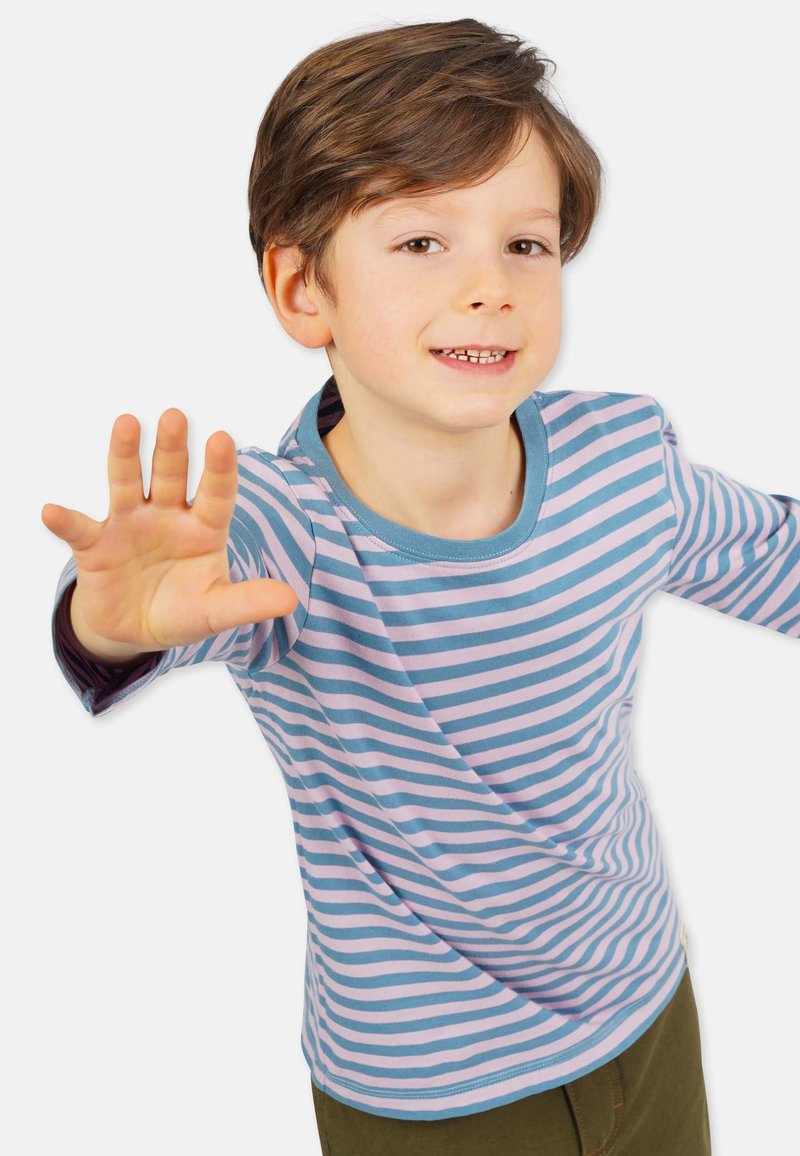 Raitapaita pitkällä hihalla vaaleansinisessä ja vaaleanpunaisessa, jossa on pyöreä kaulus. Kangas näyttää pehmeältä, sillä on hieman joustoa ja sileä tekstuuri.