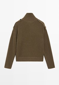 Gerippter brauner Pullover mit hohem Kragen, Schulterknopfdetails und langen Ärmeln. Knappe Länge mit strukturierter Oberfläche.