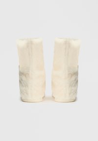 Mīksti balti potītes zābaki ar maigu struktūru, izstrādāti bez redzamām detaļām vai rotājumiem, uzsverot vienkāršu siluetu.