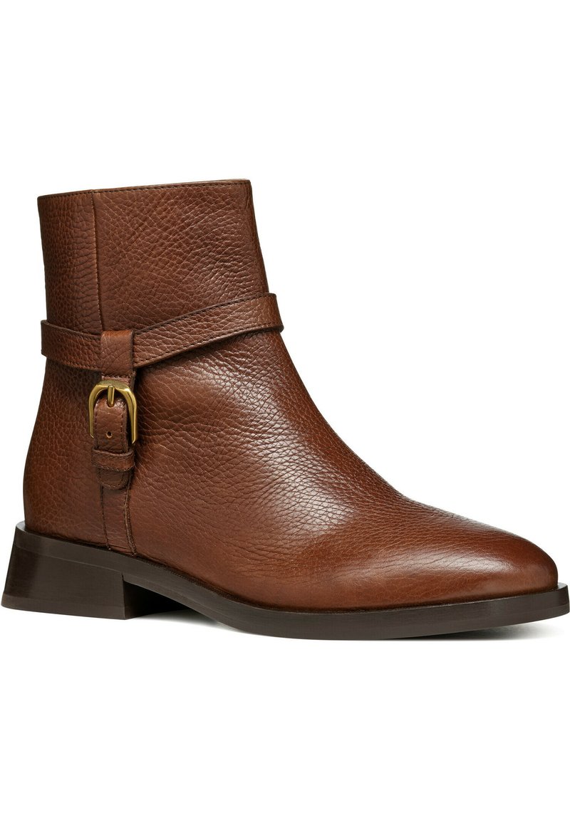 Braune Leder-Ankleboots mit strukturiertem Finish, spitzem Zehenbereich und einem seitlichen Riemen mit einer goldenen Schnalle. Niedriger Blockabsatz.