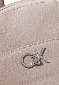 Calvin Klein RE-LOCK DOME - Zaino - cinder monogram pu