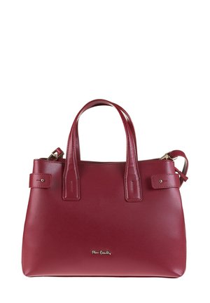 Rode leren handtas met dubbele handvatten, ritsluiting, gestructureerde vorm en kleine hardware accenten. Gladde textuur met minimale merkvoering.