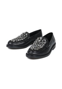 Czarne skórzane loafersy z teksturowaną powierzchnią, ozdobione dużymi, przezroczystymi, okrągłymi dodatkami i zaokrąglonym noskiem.