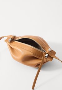 Bonastre BON BON UNISEX - Soma ar siksnu pāri ķermenim - shiny camel