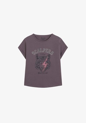 Paarse katoenen t-shirt met opgerolde korte mouwen, voorzien van een tijgerafbeelding en de tekst "SCALPERS College". Roze bliksemschichtaccent.