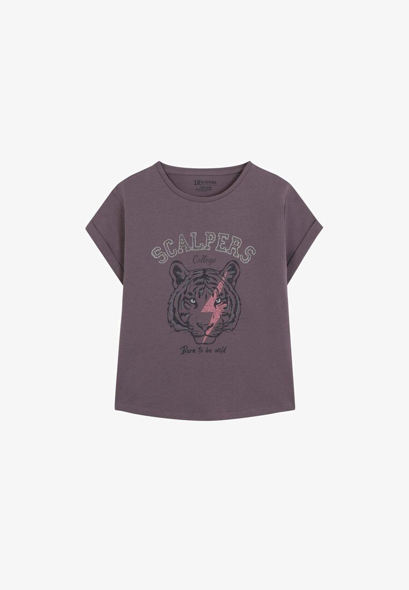 Fioletowa bawełniana koszulka z podwiniętymi krótkimi rękawami, z nadrukiem tygrysa i napisem "SCALPERS College". Akcent w postaci różowego błyskawicy.