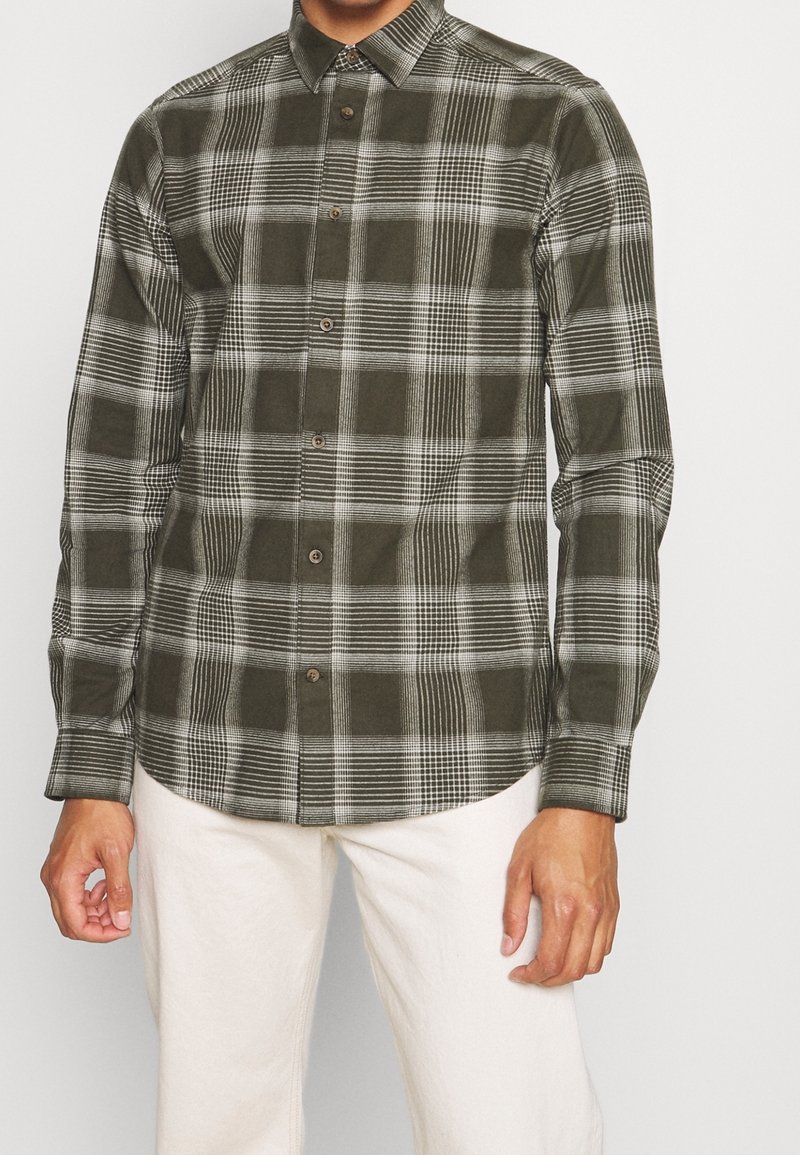 Grün-weiß kariertes Hemd mit Knopfkragen, gefertigt aus strukturiertem Stoff, mit langen Ärmeln und braunen Knöpfen.