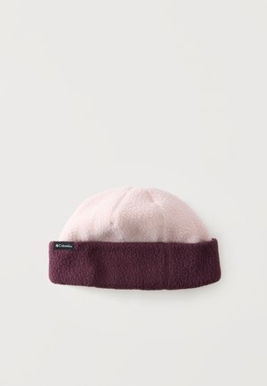 Bonnet en polaire bicolore avec le dessus rose clair et le bord replié violet foncé, avec une petite étiquette de la marque Columbia sur le bord.