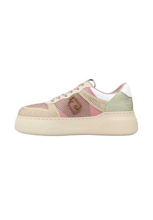 Sneaker con piattaforma bassa in crema, rosa e verde con dettagli traforati e borchiati e logo decorativo marrone sul lato.